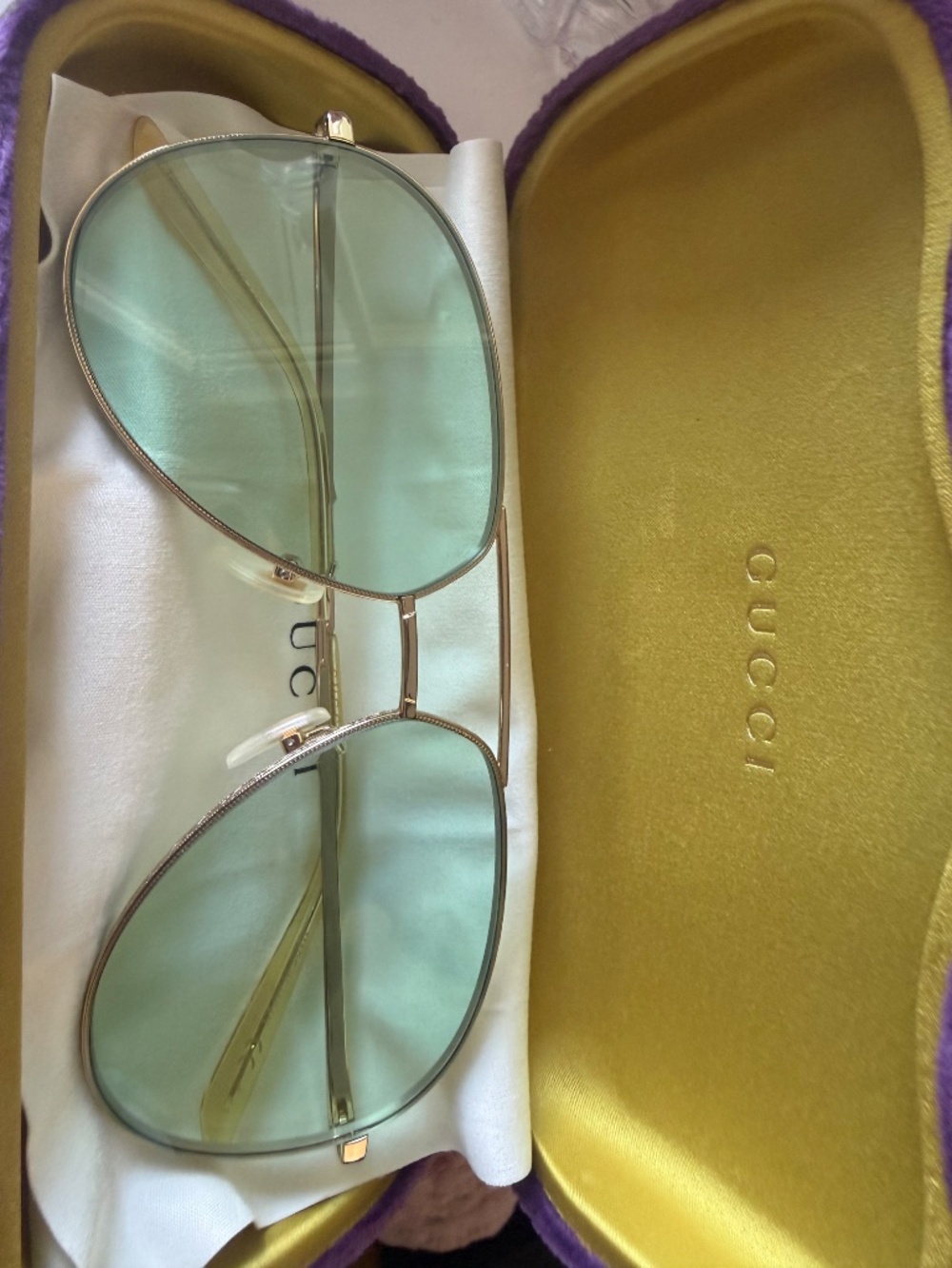 Gucci sunglasses with green-tinted lenses and a gold frame - Picture 2 of 4